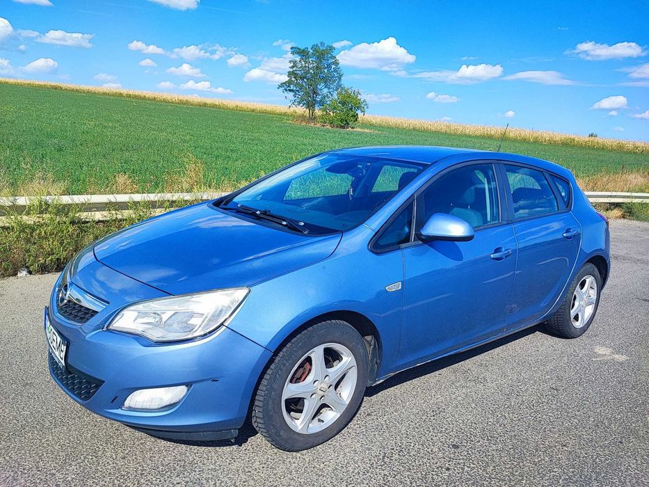 Opel Astra J 2011 – benzinar aspirat 1.6, 116 cai, culoarea cerului
