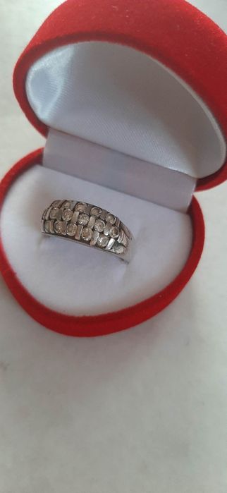 Сребърен пръстен с малки камъни