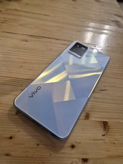 Продам смартфон Vivo y21