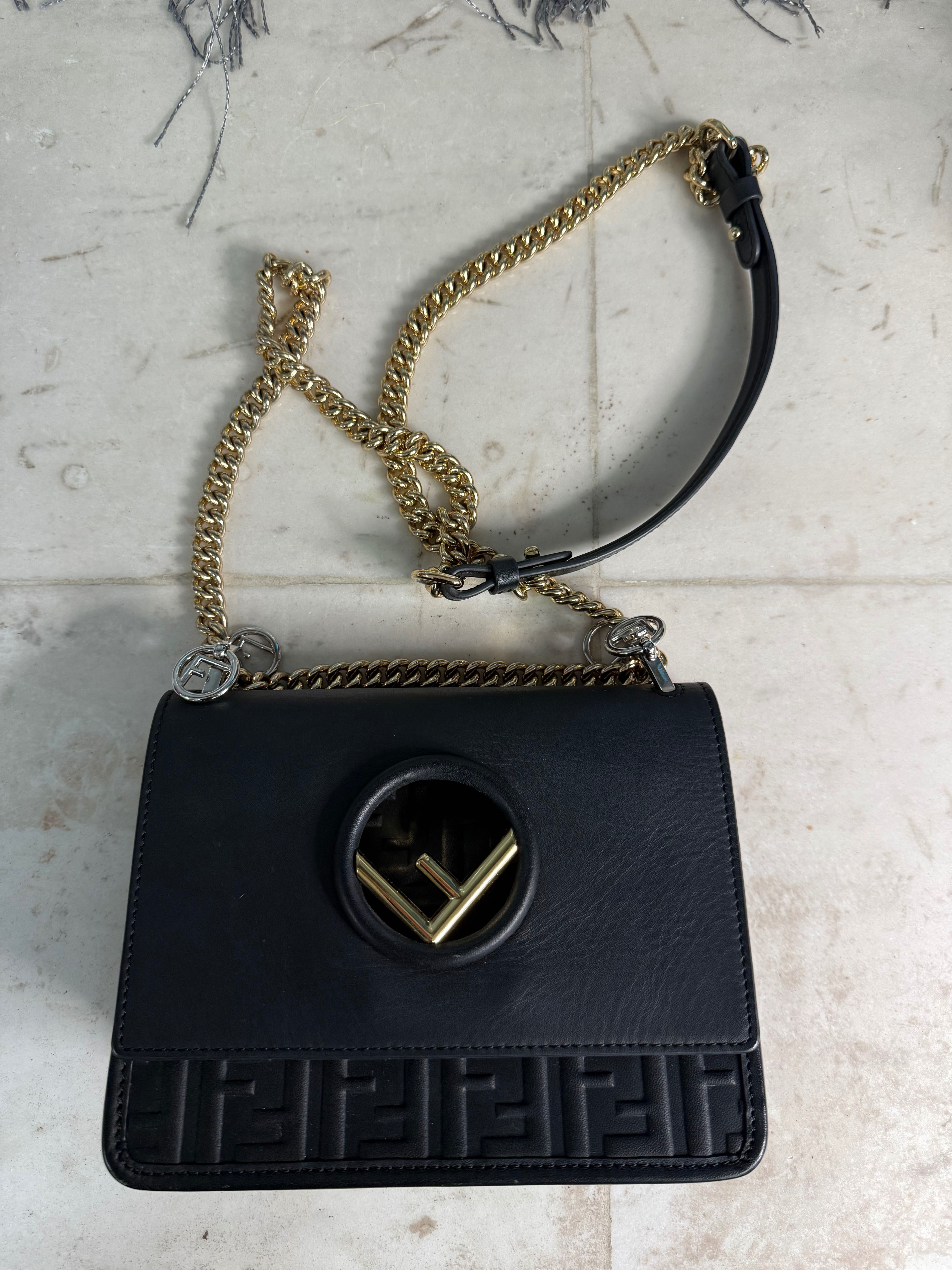 Чанта Fendi от естествена кожа.