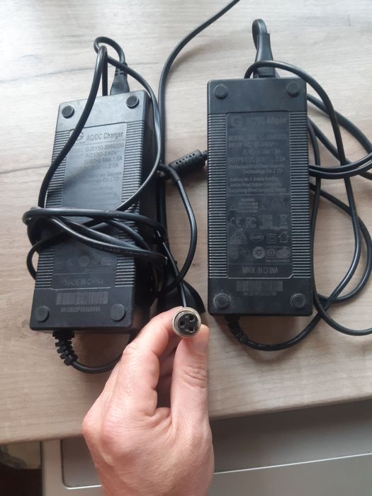 Sal , vând 2 încărcătoare trotineta electrica,. 58,8 v 2 A preț bucata