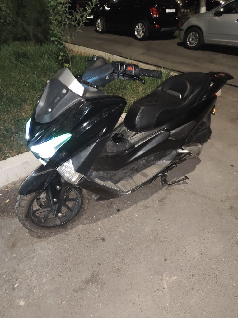 Skuter M max sotiladi ideal