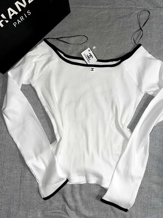 шанел бяла блуза тип лодка с голо паднало рамо с черно рипсена chanel