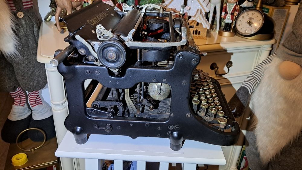 Masina de scris CONTINENTAL