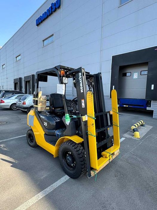 Дизельный погрузчик Komatsu FD25T-17