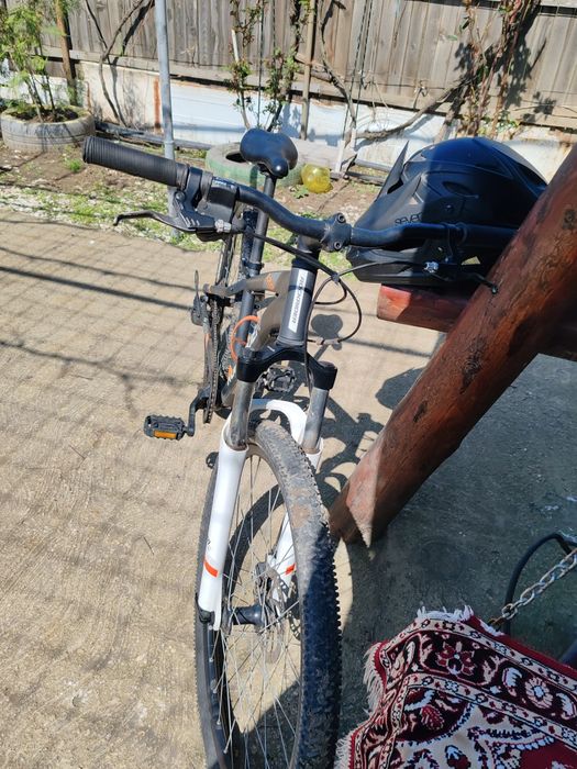 Vând bicicleta cu casca