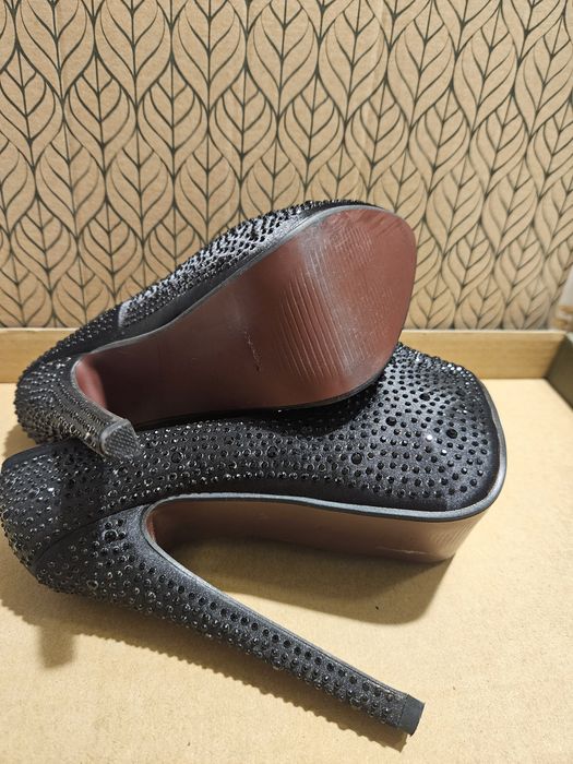 Високи затворени обувки с камъни