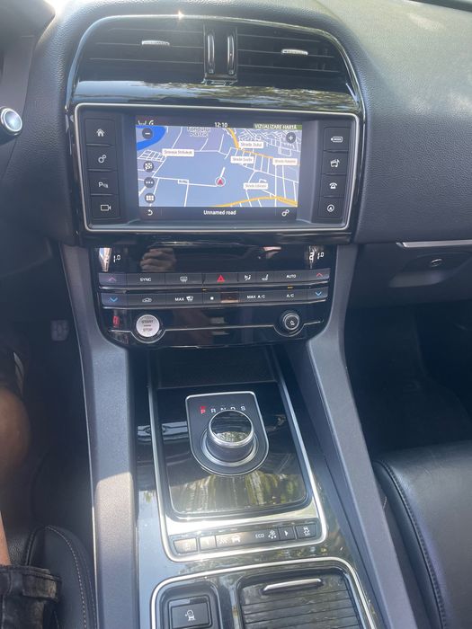 Jaguar F-pace AWD 180  ATENTIE! Nu schimburi Pret fix 10000 euro.