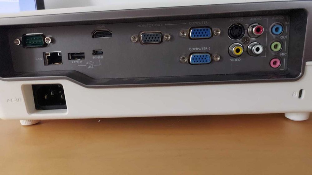 videoproiector BENQ si ecran proiectie cu actionare electica