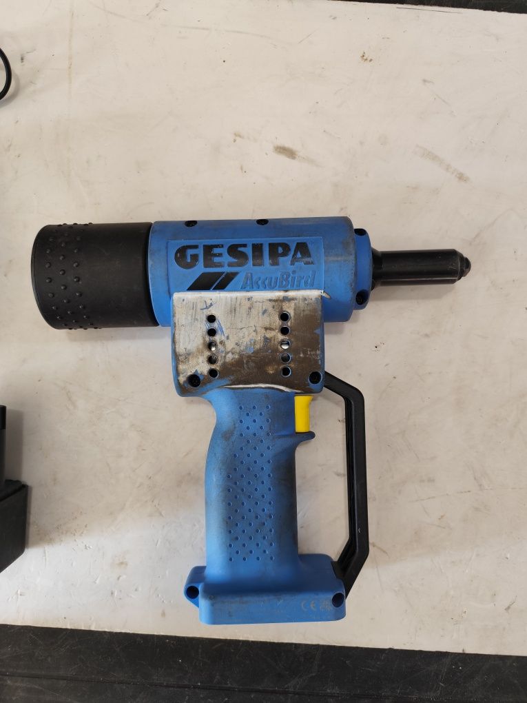 Акумулаторна нитачка GESIPA комплект