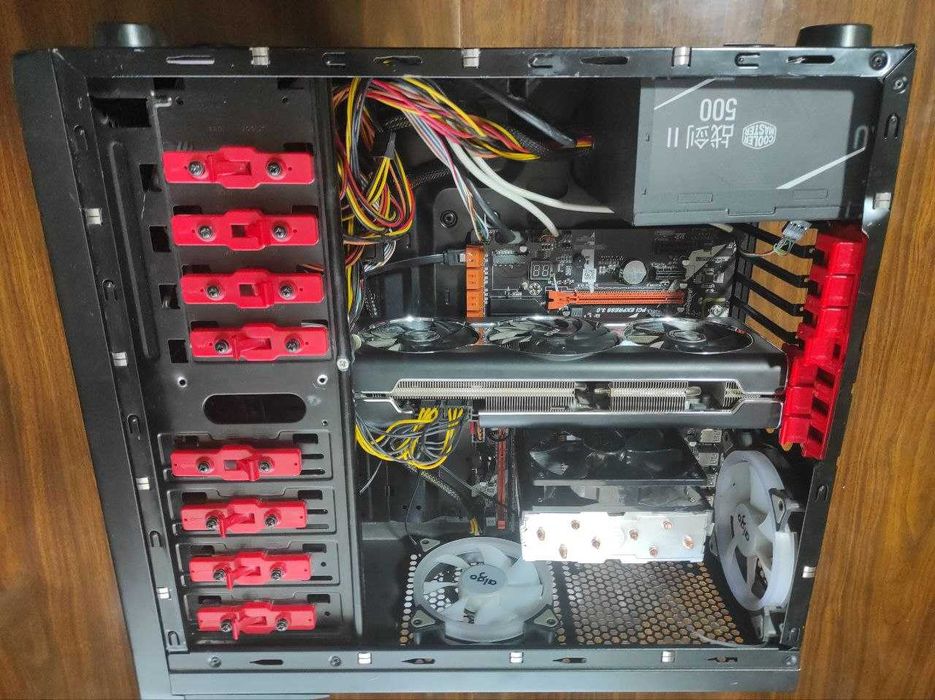 Системный блок с монитором.