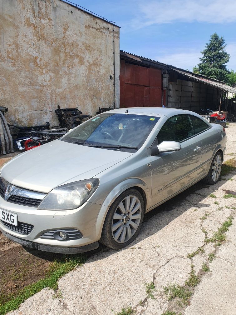 Dezmembrez Opel Astra H Cabrio Twintop 1.9 150 cai