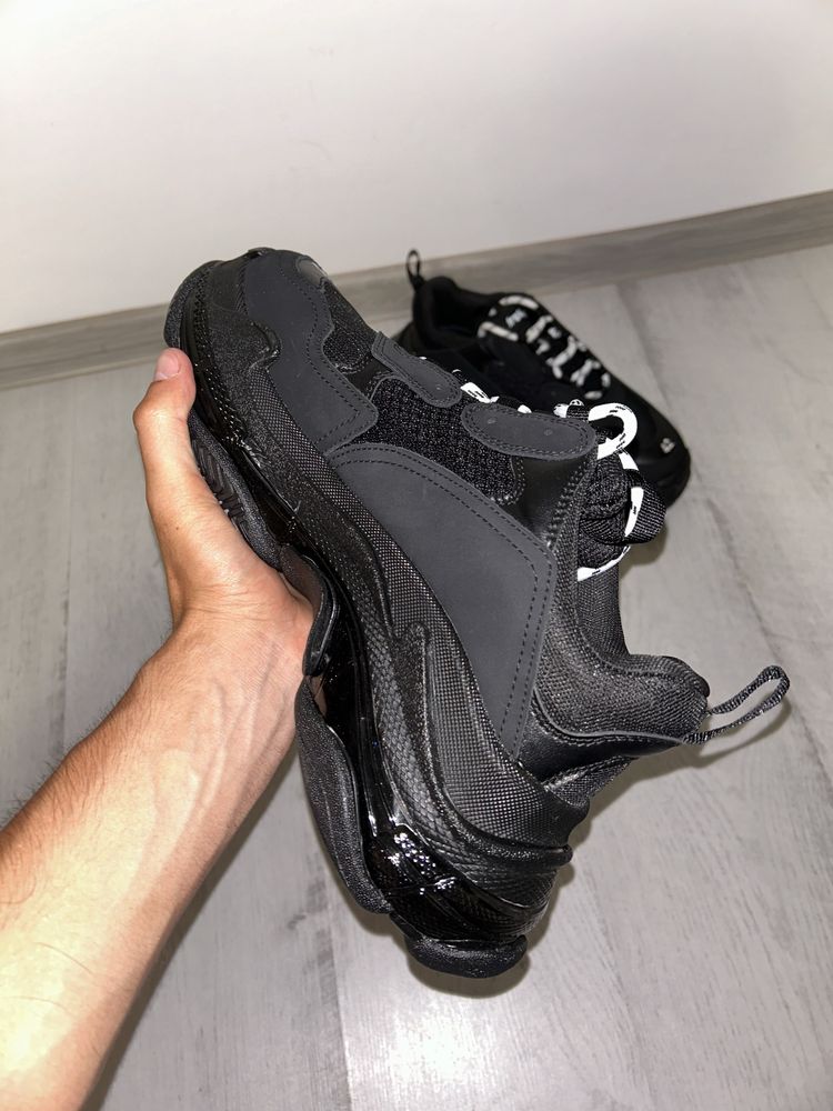 Vând Balenciaga Triple S