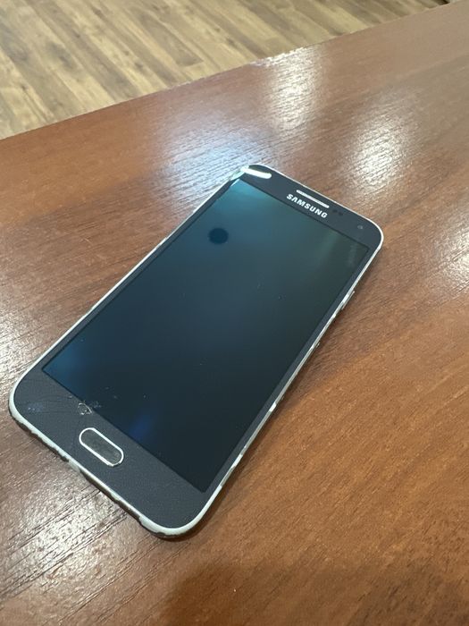 продается телефон самсунг Е 5 в хорошем состояние,зарядка имеется