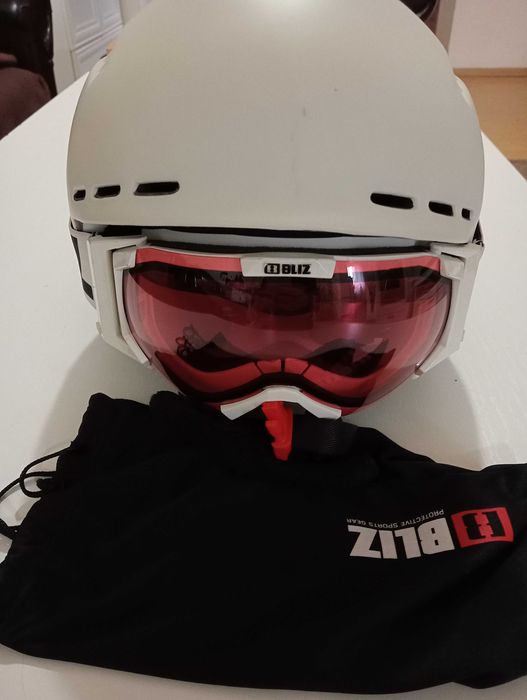 Cască și ochelari schi, bețe schiuri