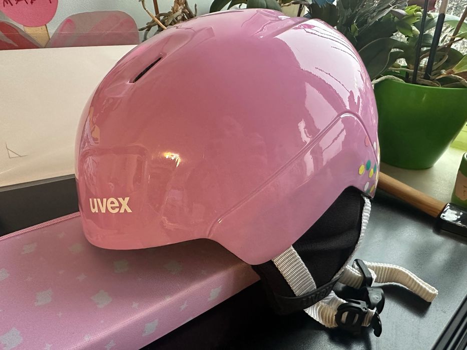 Детска ски каска UVEX
