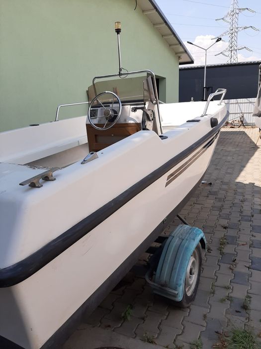 Barcă cu motor și peridoc