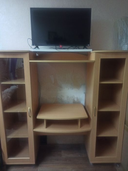 Шкаф деревянный с полочками