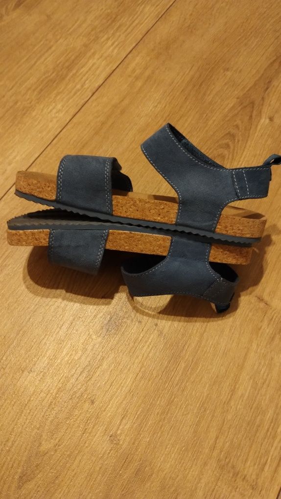 Vând sandale HM unisex de copii 31