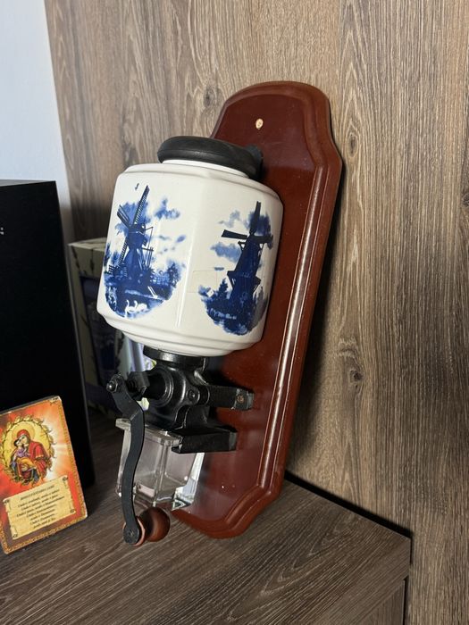 Rasnita Vintage cu manivela/ portelan de Colectie