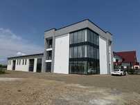 De închiriat 3 spații de 200m2 și hala de 450m2