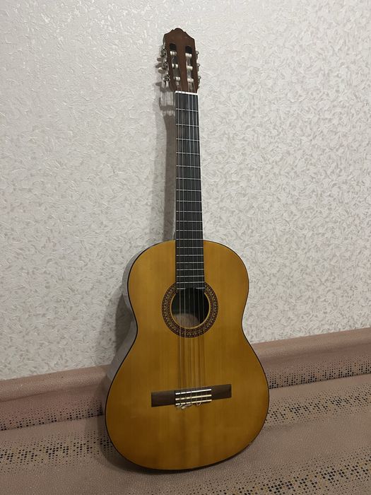 продам гитару в отличном состояний