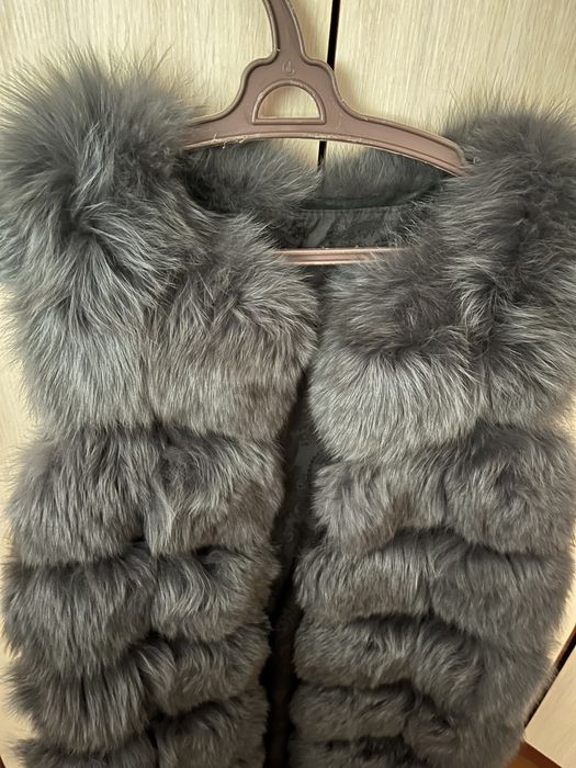 Продам меховую жилетку .