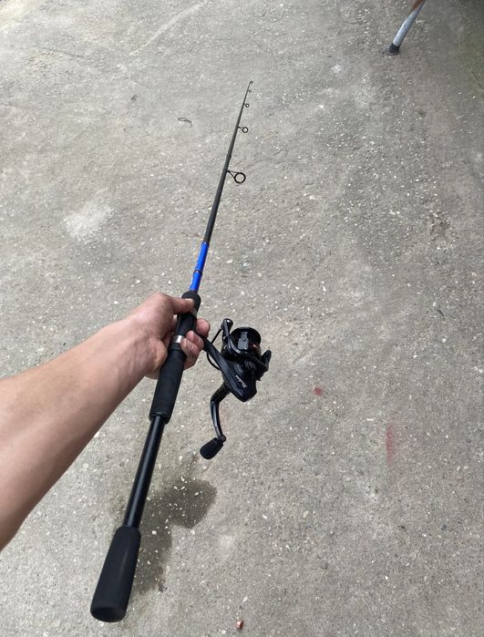 vând băț spinning+mulineta