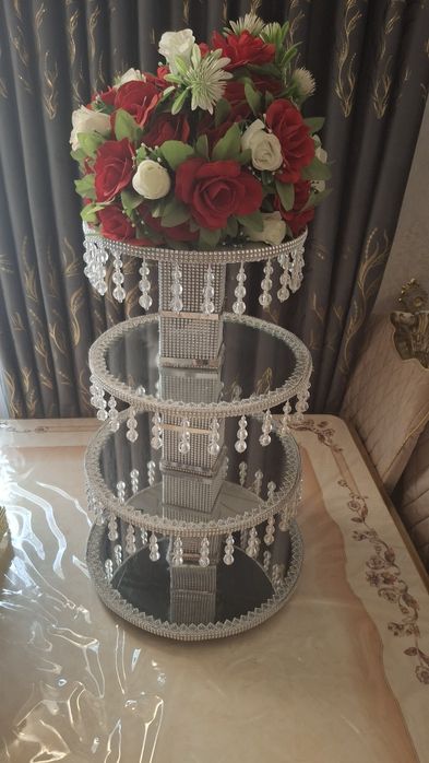 Вазы продавца украшает стол