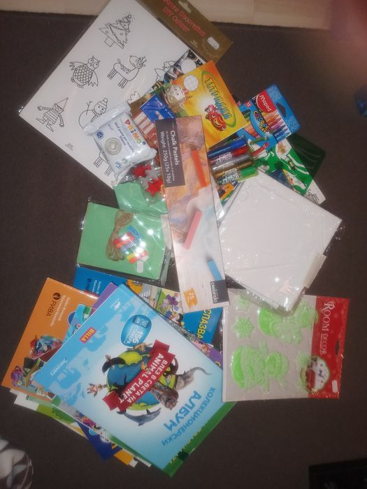 Книжки, моливи, пастели платна и помагала по безопасност на движението