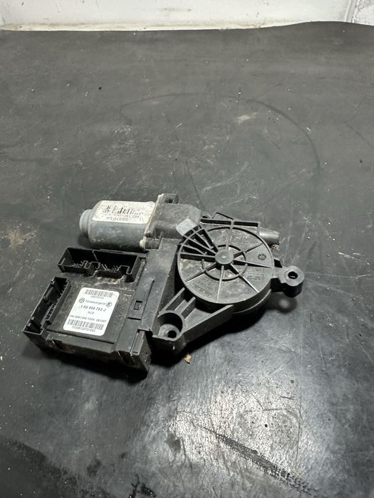 Motoras geam macara stanga fata Volkswagen Vw Golf 5 1K0959793j