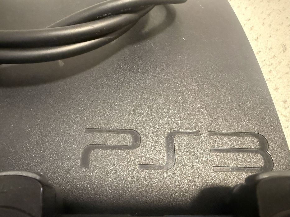 PS 3 конзола с два джойстика