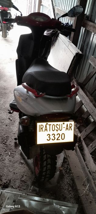 3 scutere două înscrise și unul nu