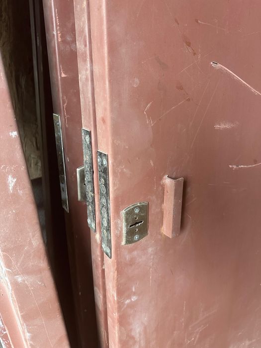 Врати, метални за мазе