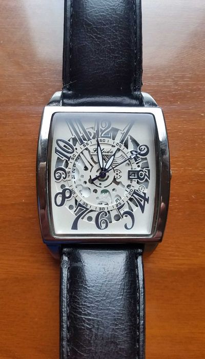 Оригинален кварцов часовник с кутия . НОВ !