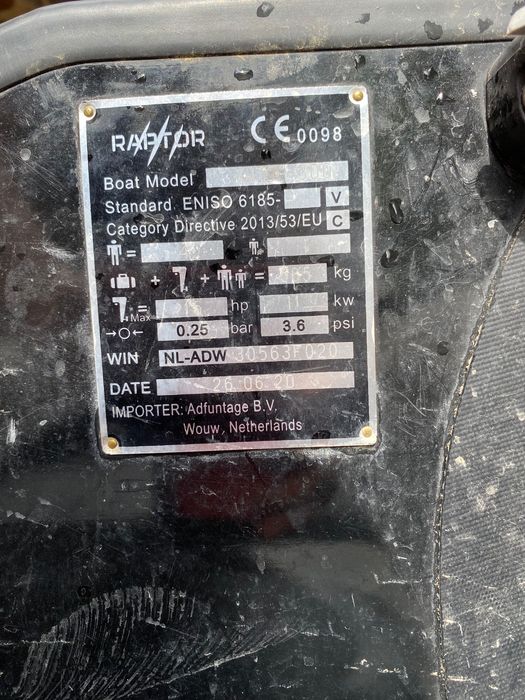 Barcă de pescuit cu motor și sonar