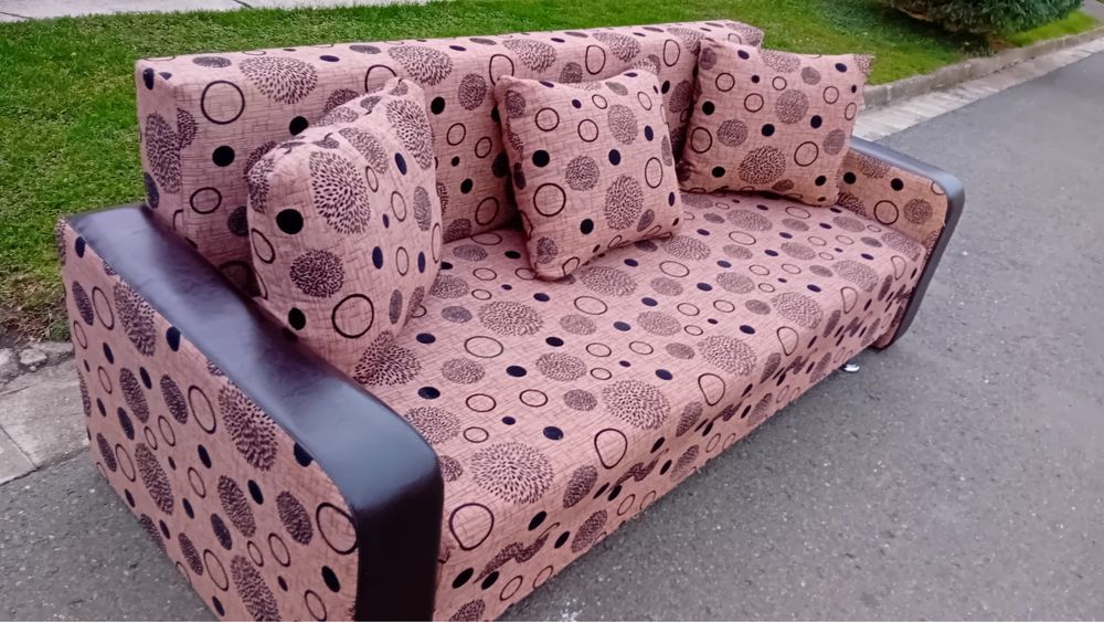 Canapea extensibila cu lada  pentru haine