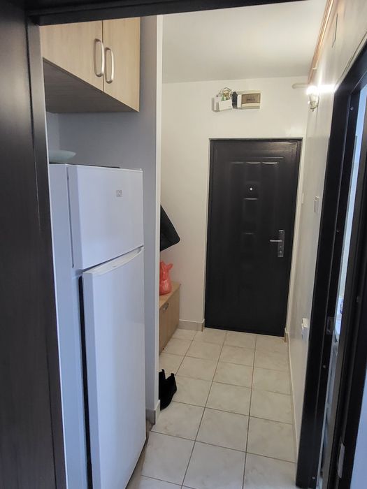 Închiriez garsoniera.