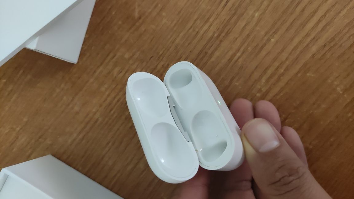 Продам оригинал кейс от airpods pro