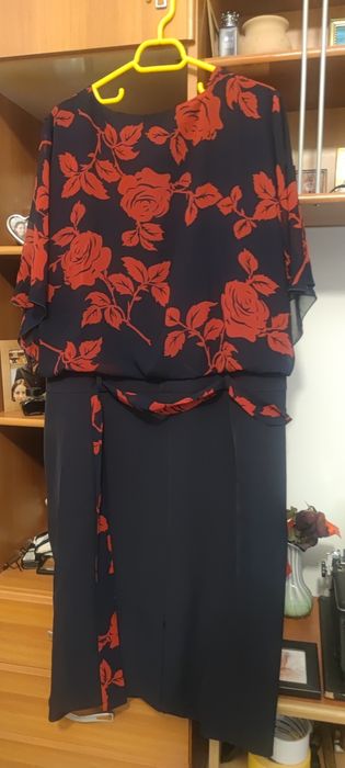 Rochie pe negru și flori pe rosu