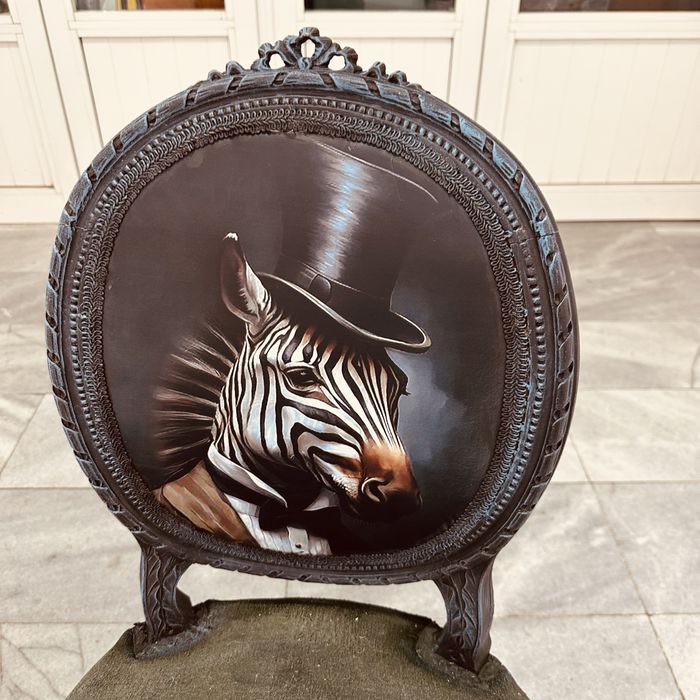 Уникални столове в стил Louis XVI с артистична тапицерия