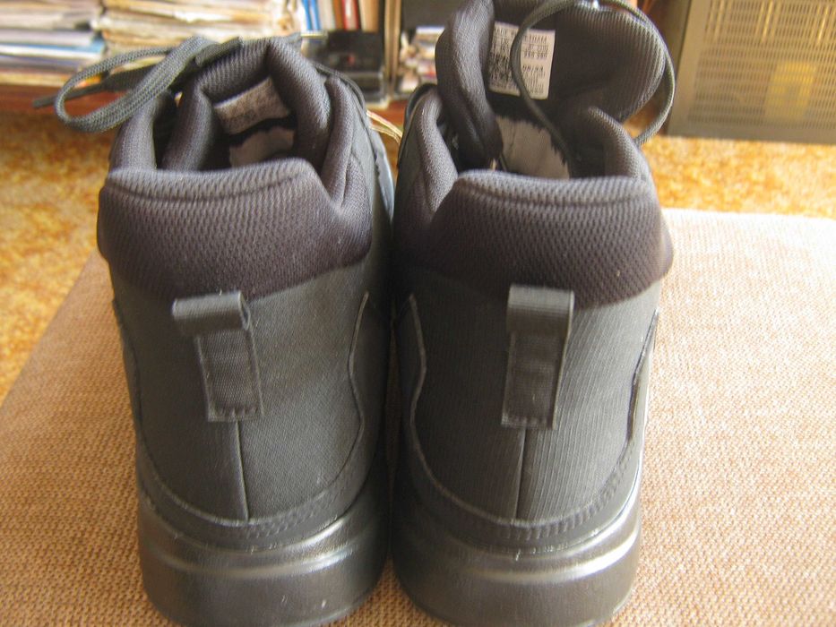 Чисто нови спортни обувки