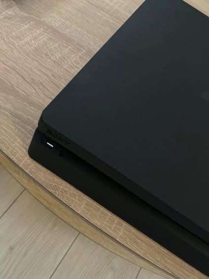 Vând PS 4 slim impecabil