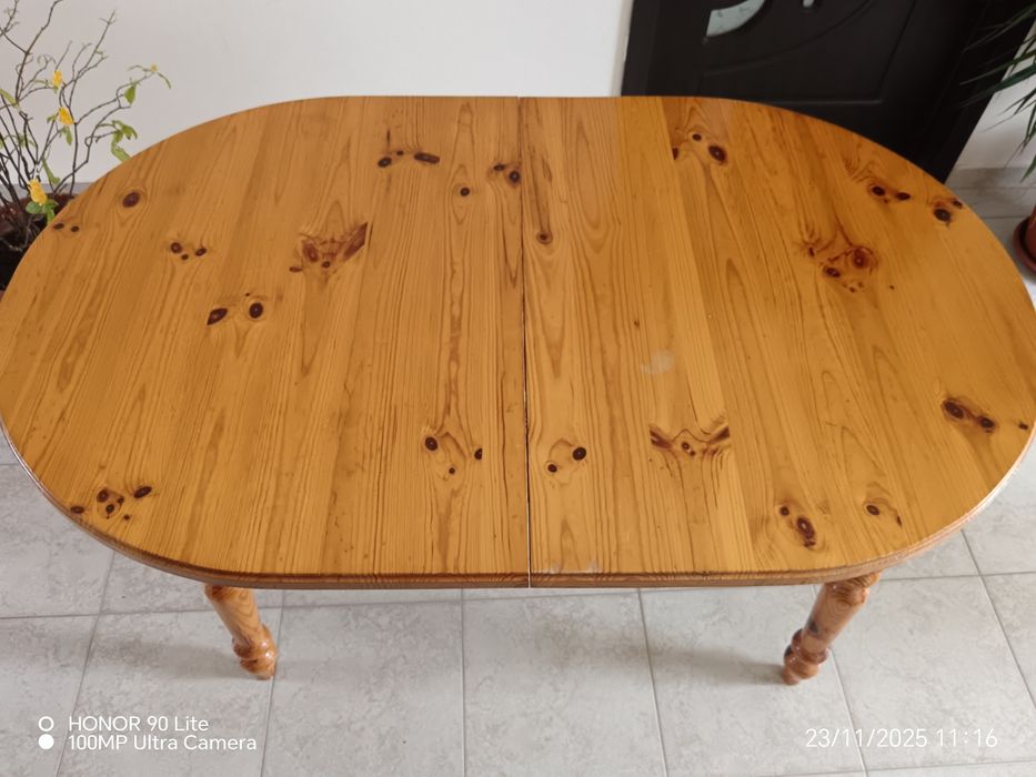 Продавам кухненска маса от естествено дърво..