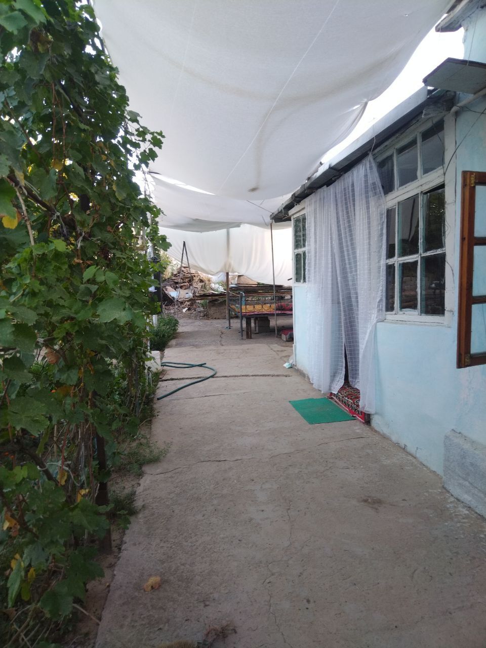 Hovli uy sotiladi