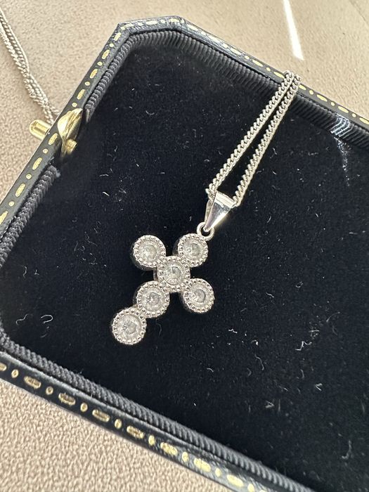 Красив сребърен кръст