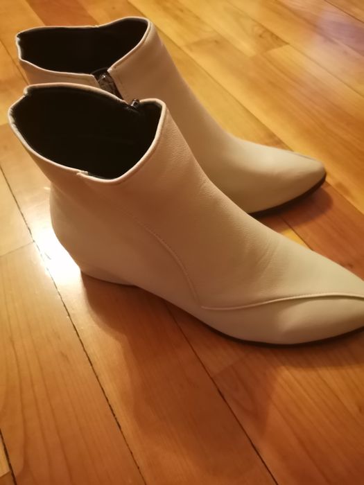 Кожени боти. Цвят екрю много леки елегантни с нисък ток. Чисто нови.