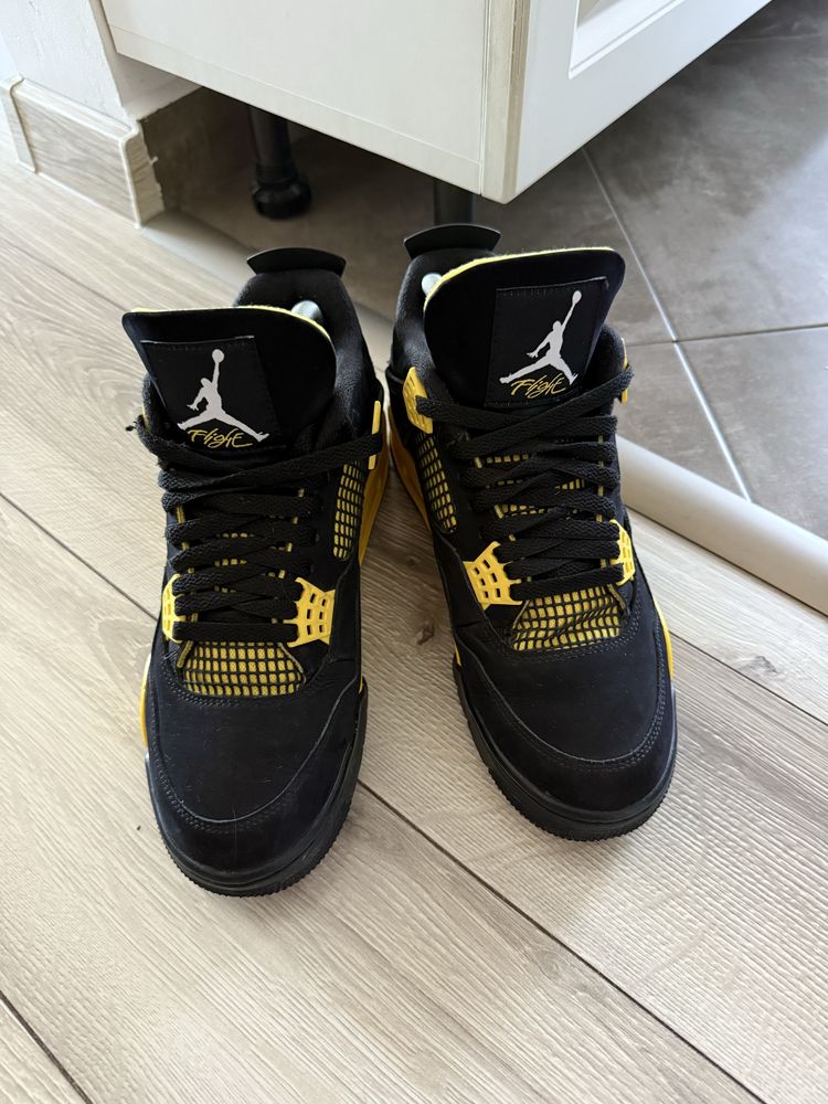 Jordan 4 Thunder purtati