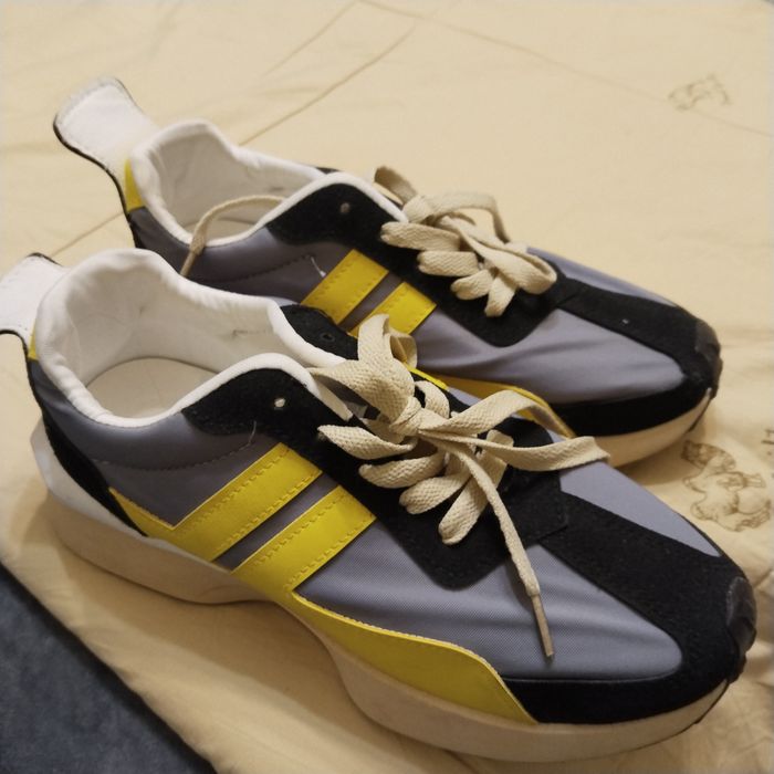 Продам кроссовки женские 37 р