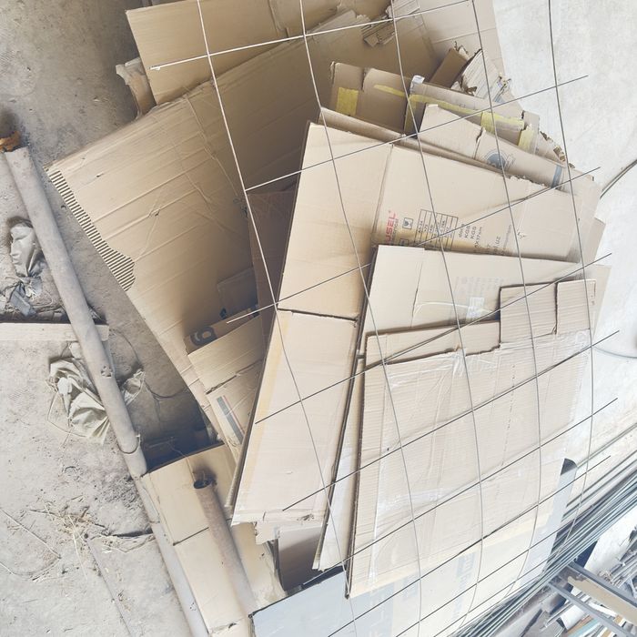 Lo'mbozli korobka bor. Kotta kotta qalin korobkala. Makulatura.